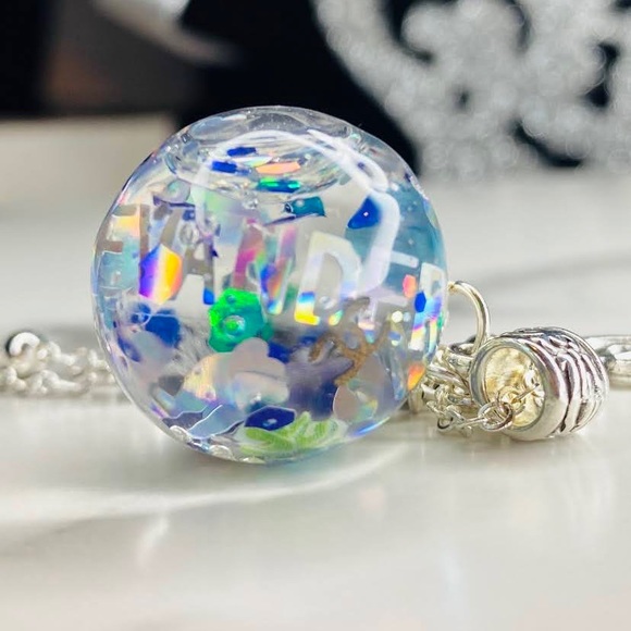 Personalized glass pendants that move inside. - Picture 10 of 10